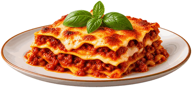 Porzione di lasagna al ragù su piatto bianco